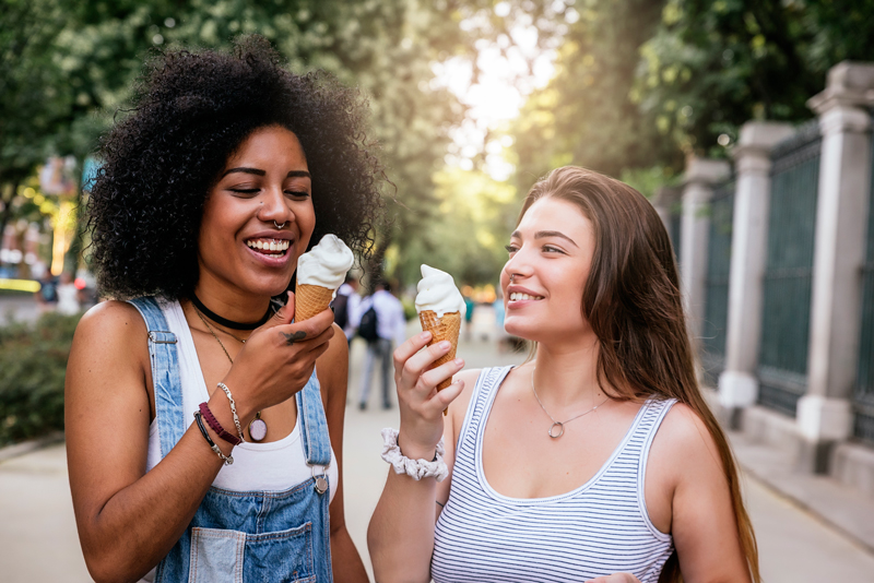 Zwei Frauen mit Softeis Frauen essen Softeis