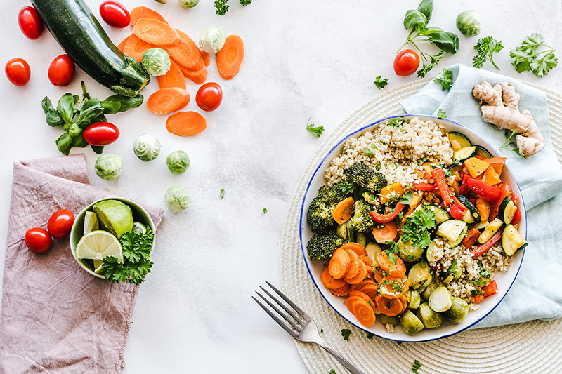 Mittagessen mit zerkleinertem Gemuese Gericht mit Couscous und zerkleinertem Gemuese