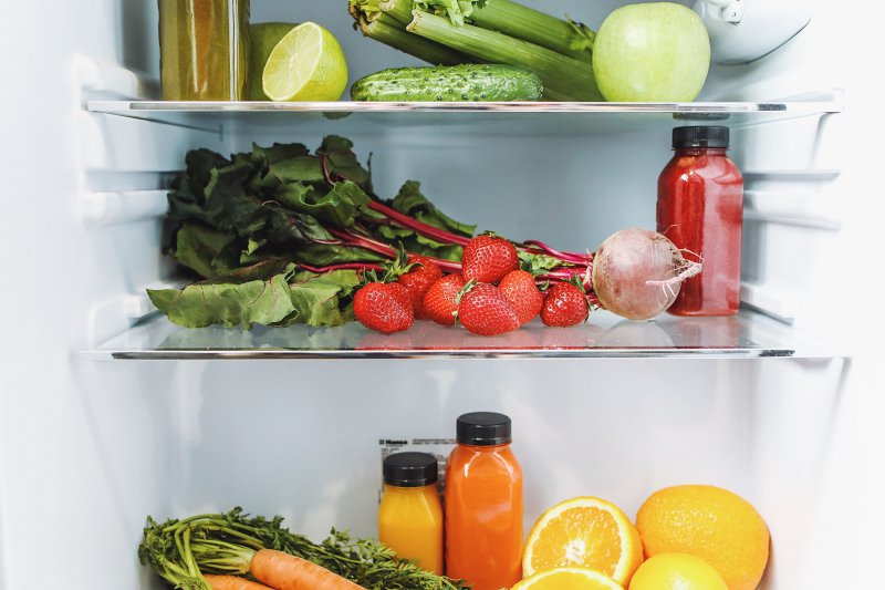 Kühlschrank mit frischem Obst und Gemüse für Smoothies Hochleistungsmixer für gesunde Smoothies