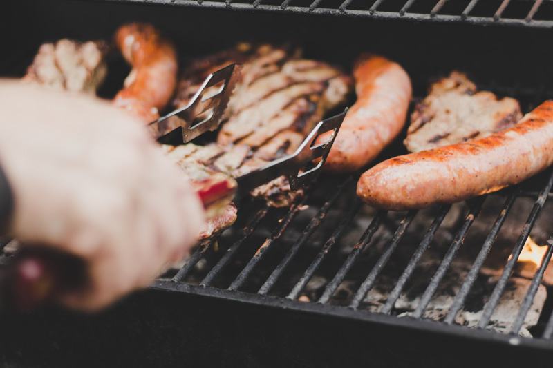 Mit der Grillzange grillen