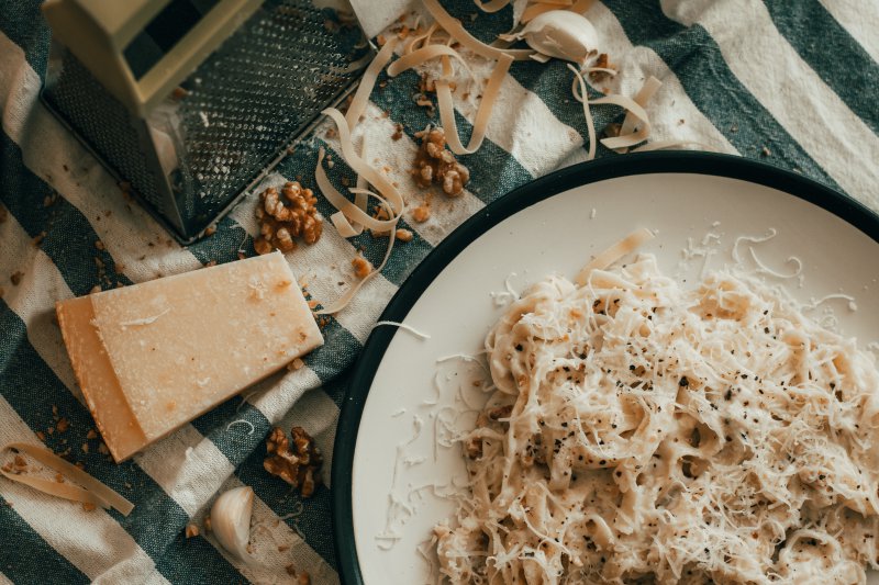 Nudeln mit geriebenem Parmesan Nudeln mit Parmesan