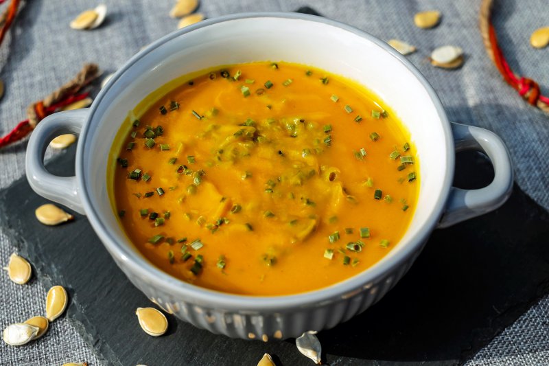 Cremige Kürbissuppe angerichtet in einer kleinen Schüssel Suppe mit Hochleistungsmixer