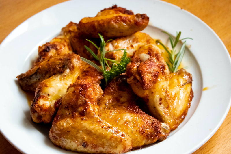 Knuspriges Geflügel mit der Crisp-Funktion in der Mikrowelle mit Heißluft zubereitet Geflügel zubereitet mit der Crisp-Funktion