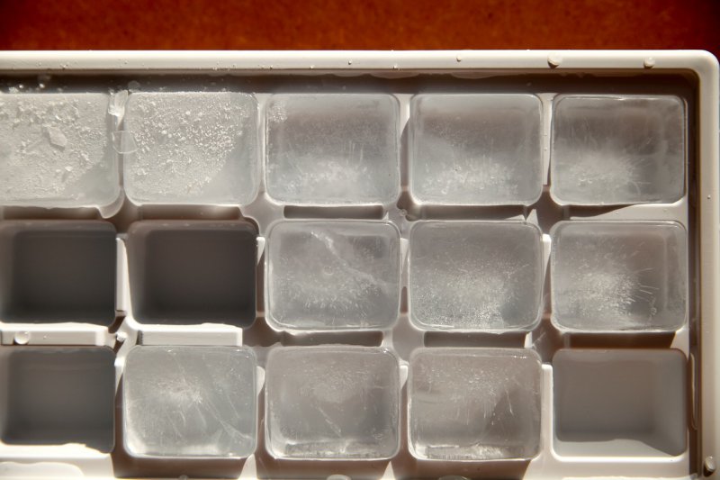 Eiswürfel in einer elektrischen Kühlbox Eiswürfel in einer elektrischen Kühlbox