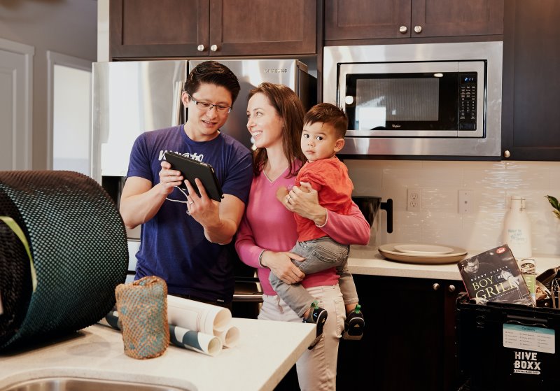 Eine Familie in der Küche vor einer Einbau-Mikrowelle Mikrowellen ohne Grill im Test