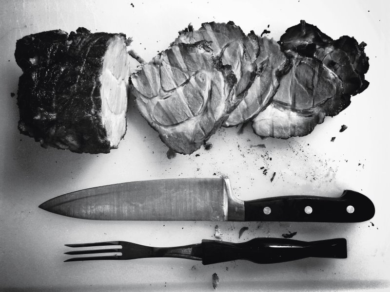 Fleisch schneiden vor dem elektrischen Fleischwolf