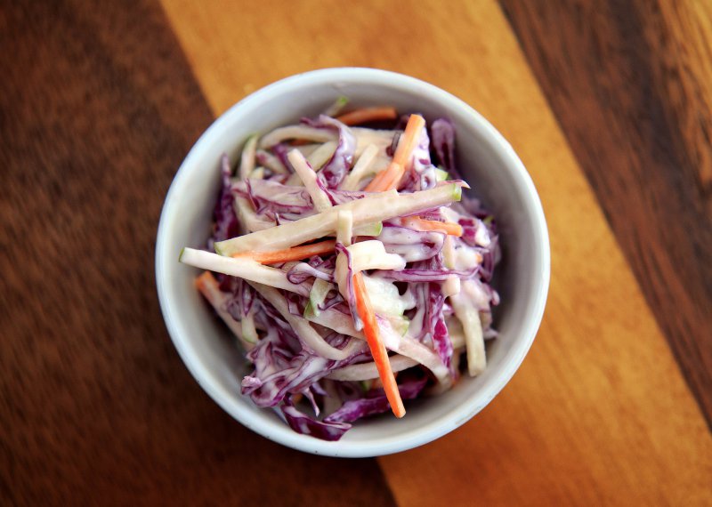 Geriebenes Kraut von einer Gemüsereibe 