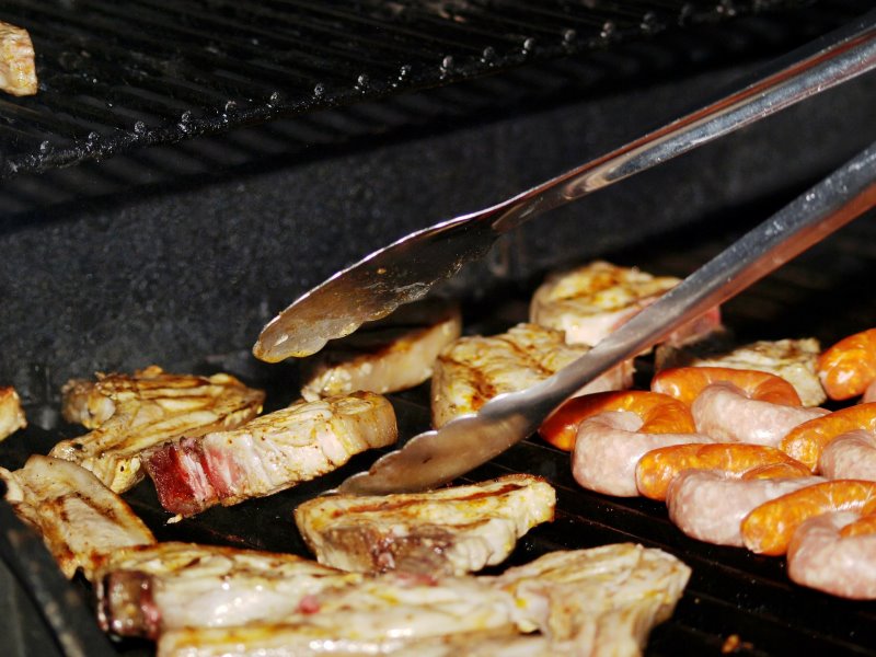 Eine Grillzange in Aktion veranschaulicht. 