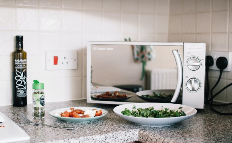 Mikrowelle, 2 Teller und Gewürze Mikrowellen ohne Grill im Test