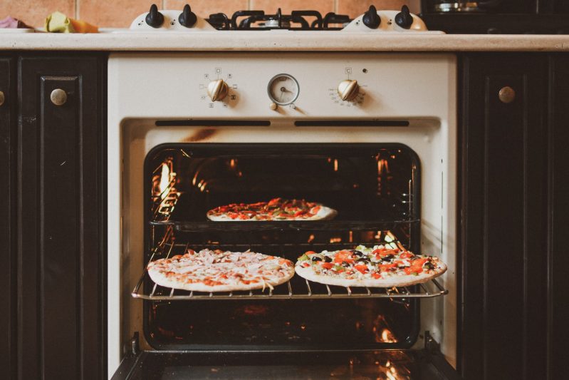 Pizzen auf Blech im Backofen