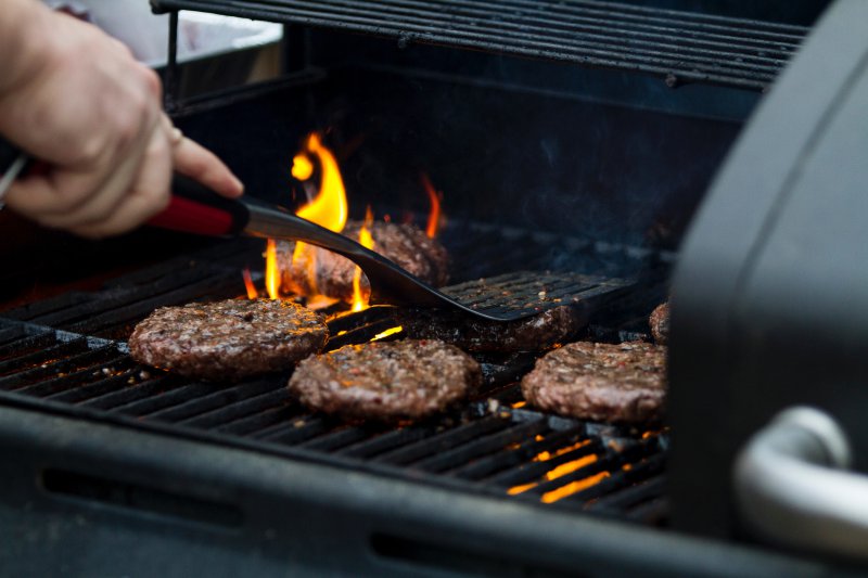 Mit dem Pfannenwender mit Schlitzen werden Burgerpjttys gebraten und gewendet. Pfannenweder aus Kunstoff beim Grillen.