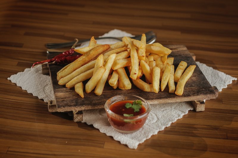 Pommes auf einem Holzbrett 