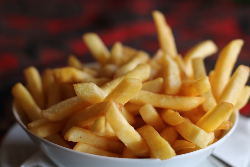 Pommes aus dem Pommesschneider in der Schale