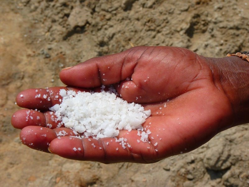 Spülmaschinensalz in Hand
