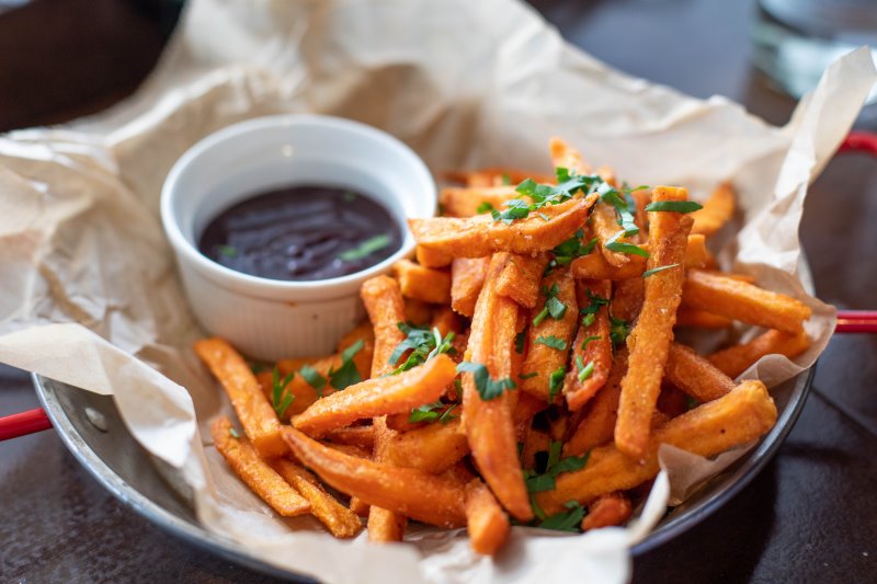 Süßkartoffelpommes mit dem Pommesschneider