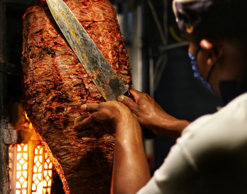 Döner von Grill mit Messer schneiden