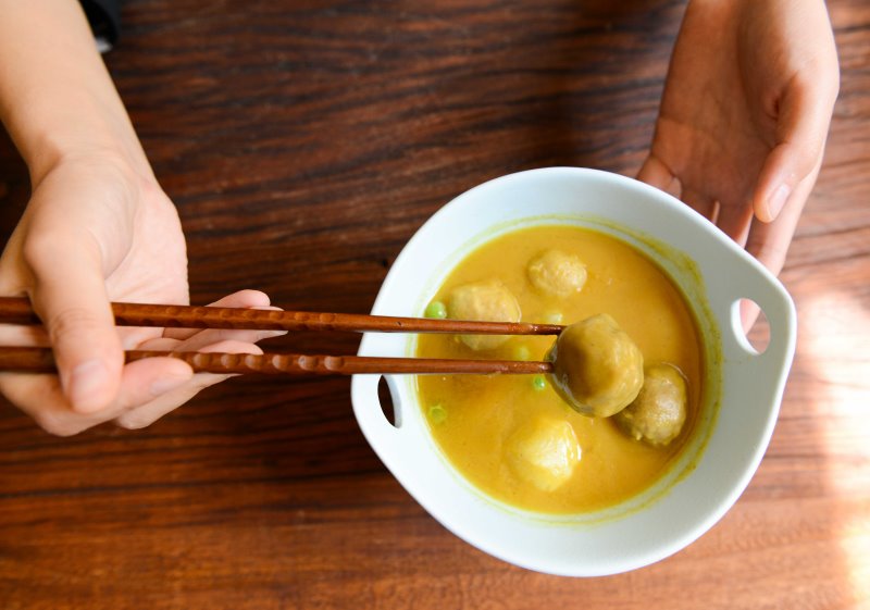Suppe wird mit Stäbchen gegessen