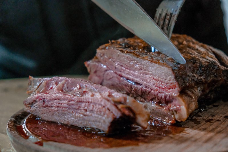 Ein perfekt gegartes Fleischstück wird in Scheiben geschnitten Fleischthermometer Test Zartes Fleisch