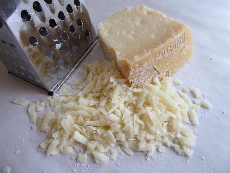 Geraspelter Parmesan mit einem Küchenhobel Küchenhobel sind für Parmesan geeignet