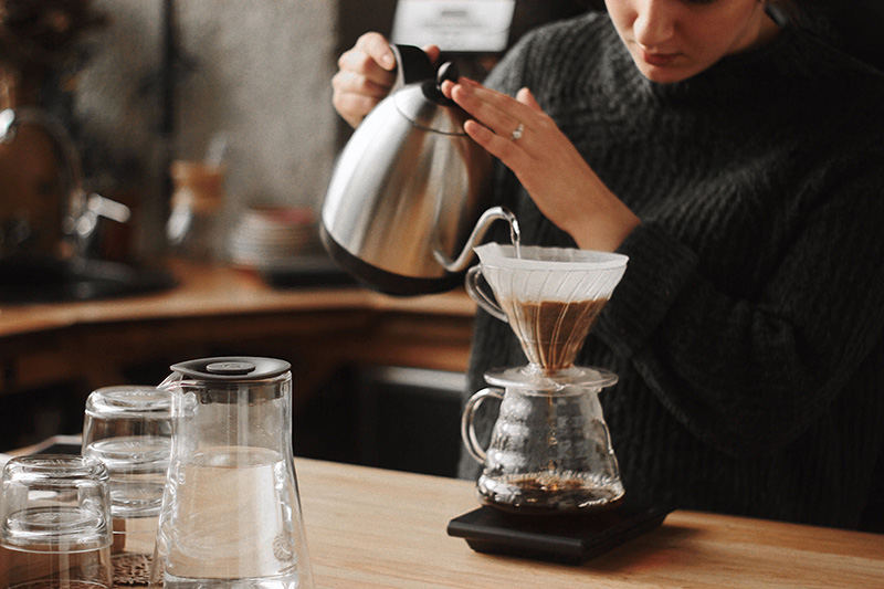 Filterkaffee wird mit einem Wasserkocher aufgegossen Wasserkocher für Kaffee