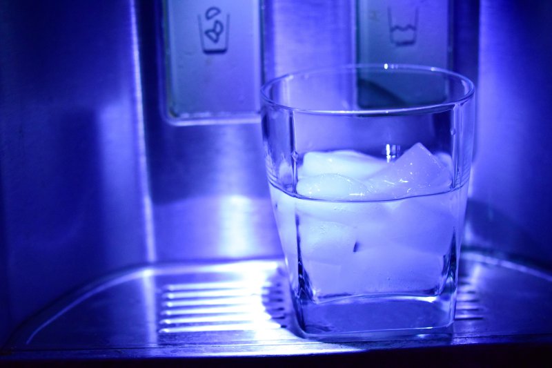 Eiswürfel aus einem Kühlschrank mit Eiswürfelbereiter Eiswürfel auf Knopfdruck - ein Kühlschrank mit Eiswürfelbereiter macht das möglich.