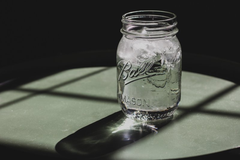 Eiswürfel in Glas aus Kühlschrank mit Eiswürfelbereiter Wie viele Eiswürfel kann man pro Tag aus einem Kühlschrank mit Eiswürfelbereiter erhalten?