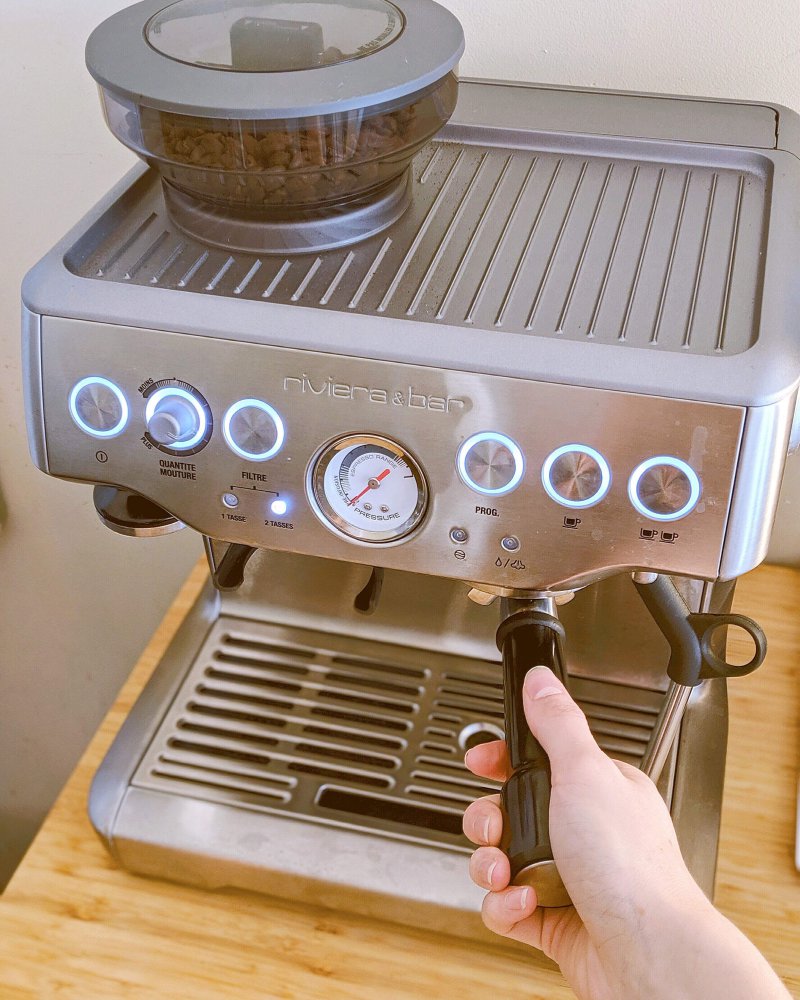 Kleiner Kaffevollautomat mit einem Siebträger