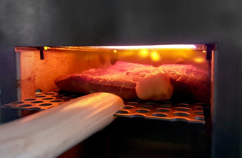 Oberhitzegrill mit Steak Ein Bild auf dem ein Steak per Oberhitze gegrillt wird