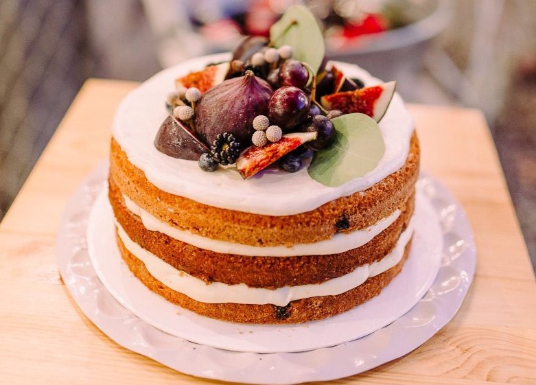 Torte auf Tortenplatte