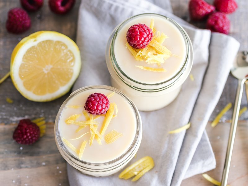 Schön verziertes Dessert im Einmachglas