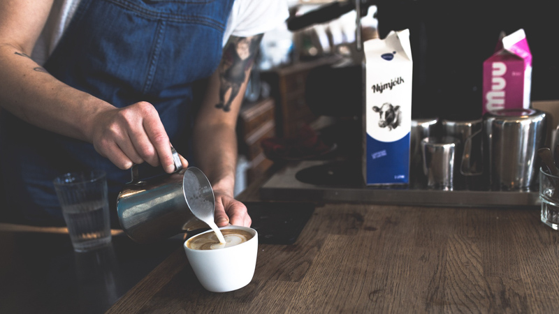 Edelstahlmessbecher mit Kaffee Edelstahlmessbecher mit Kaffee