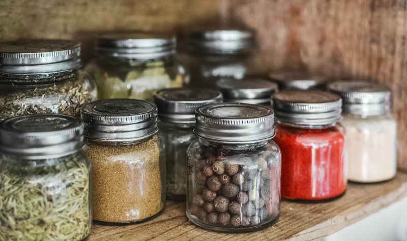 Gewürze und Kräuter in Einmachgläsern