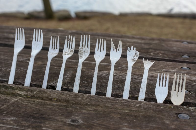 Kaputte Plastikgabeln in der Natur