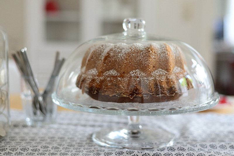 Kuchen in einer Käseglocke aus Glas Kuchenglocke aus Glas