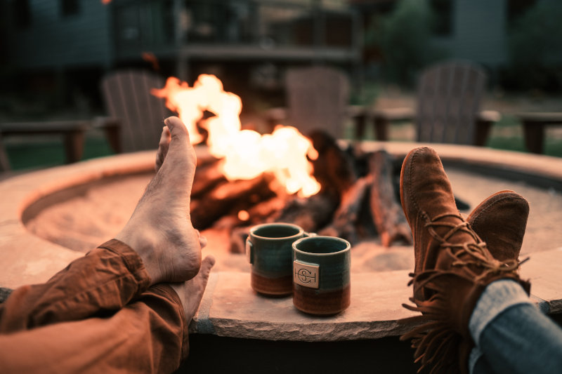 Waffeleisen Gusseisen über Lagerfeuern verwenden lagerfeuer-waffel-backen
