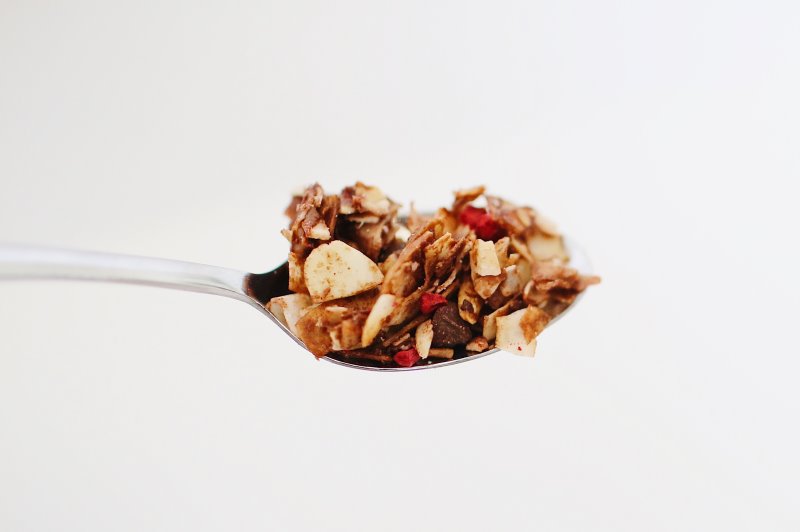 Ein Löffel Müsli Ein Löffel mit den Grundzutaten von Müsli.