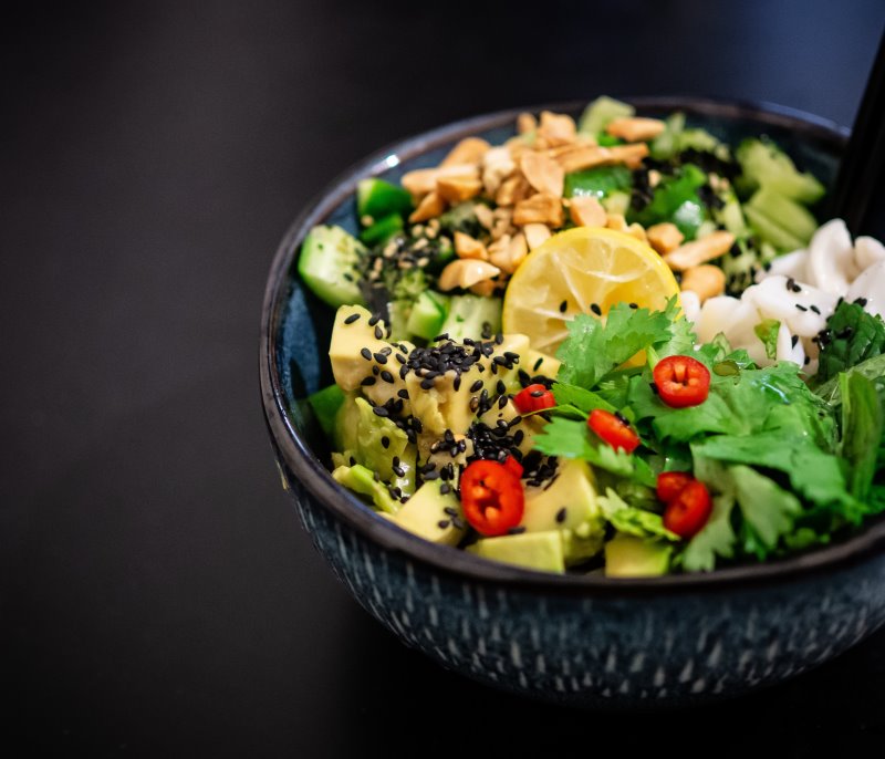 Salatschale aus Keramik mit asiatischem Salat Salatschüssel aus Keramik