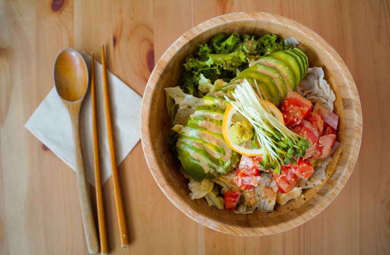Bambusschüssel mit asiatischem Salat, Stäbchen und Salatbesteck Bambusschüssel für Salat