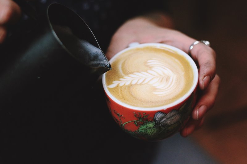 Latte Art in Aktion. Siebträgermaschine-test