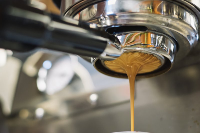 Die Siebträgermaschine in Aktion, bei voller Extraktion. Siebträgermaschine im Test