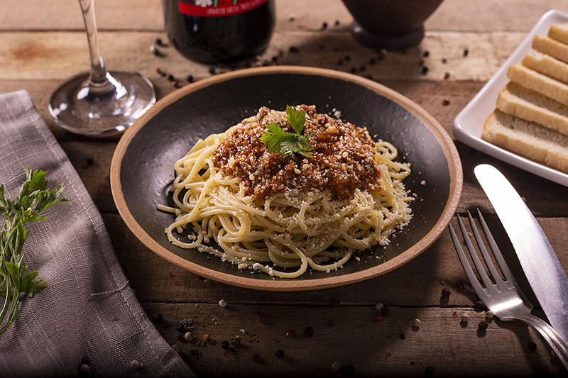 Portion Spaghetti angerichtet auf einem Teller Spaghetti Bolognese
