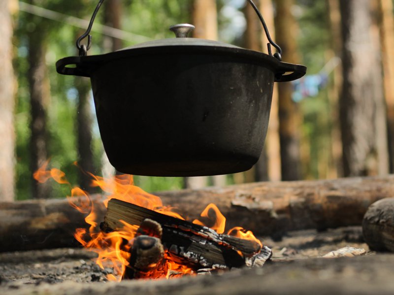 Feuertopf ueber einem Lagerfeuer