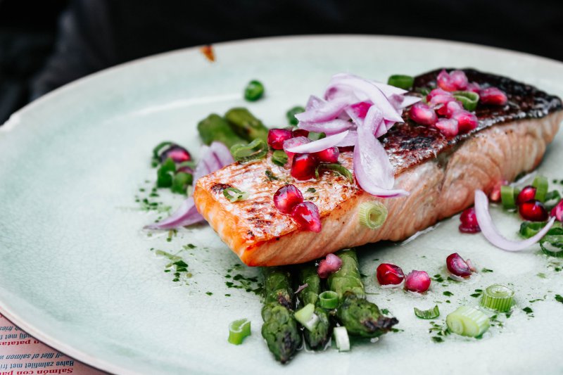 Fisch auf dem Gasgrill mit Seitenbrenner
