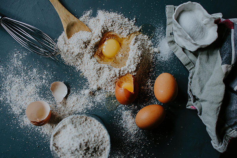 Backen mit einem Mehlsieb