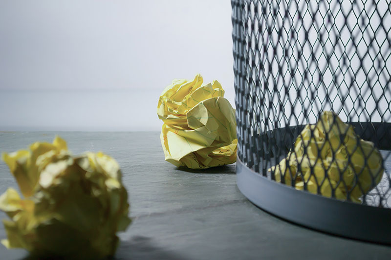 Papierkorb mit zerknülltem Papier