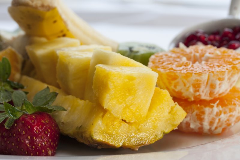 Ananas und andere Früchte