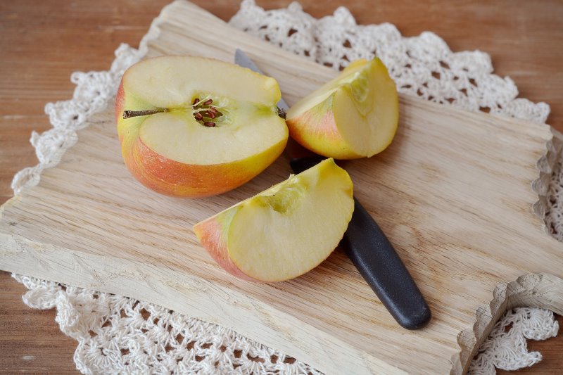 Apfel einfacher schneiden mit einem Apfelschneider Äpfel mit einem Apfelschneider zu schneiden ist einfacher