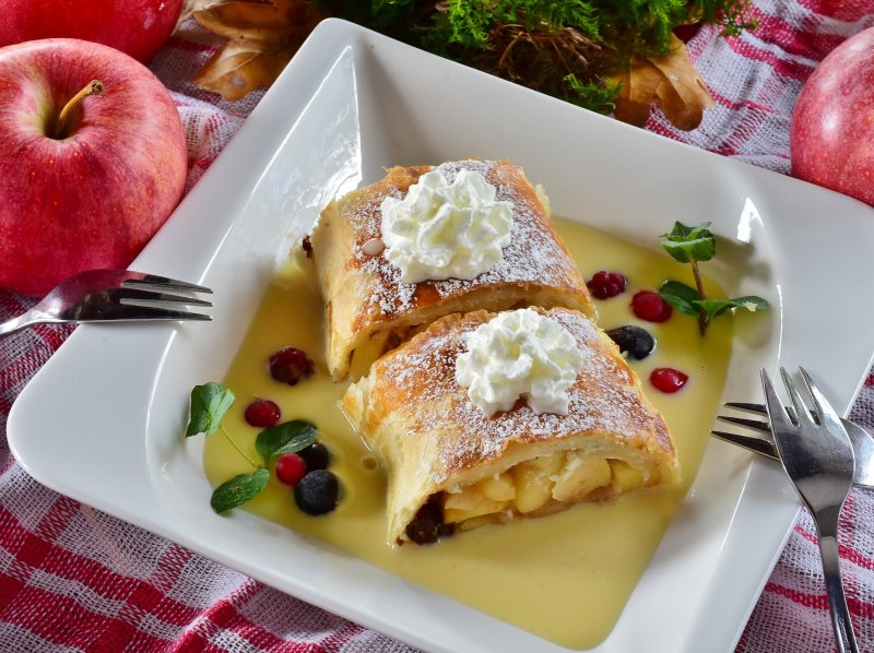Apfelstrudel einfach mithilfe eines Apfelschneiders machen Mithilfe des Apfelschneiders kannst Du Äpfel für den Apfelstrudel vorbereiten