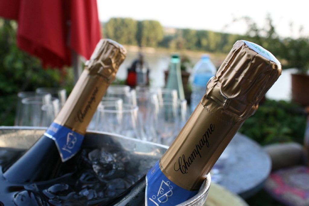 Flaschenkühler mit Champagner Flaschenkuehler undmehrere Flaschen