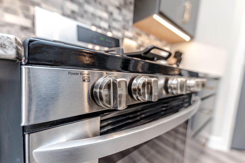eleganter Gasbackofen in Edelstahl
